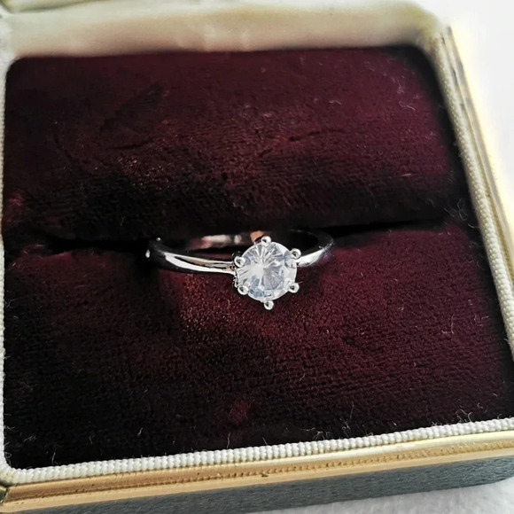 925 solitaire ring - Picture 1 of 4